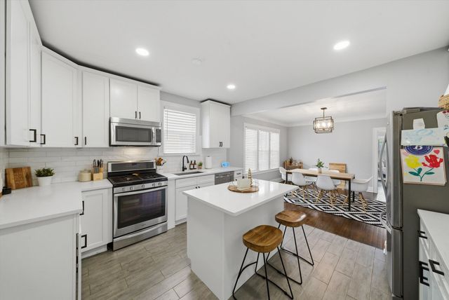 6126 W Roscoe Street, Chicago, IL 60634