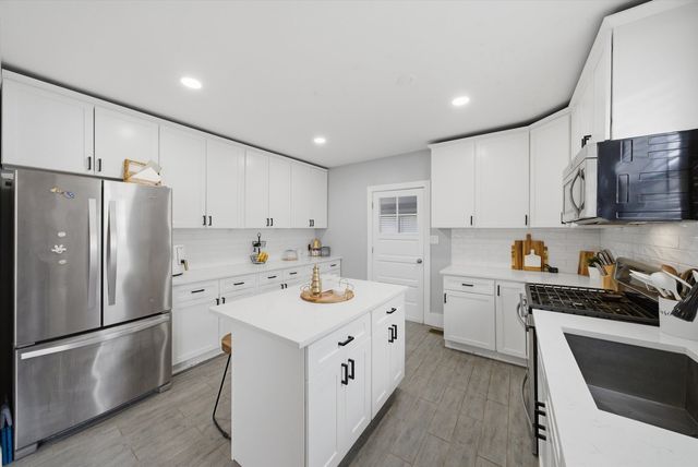 6126 W Roscoe Street, Chicago, IL 60634