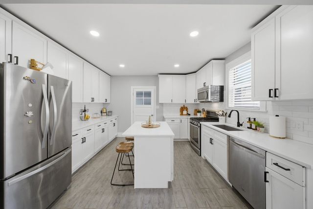 6126 W Roscoe Street, Chicago, IL 60634