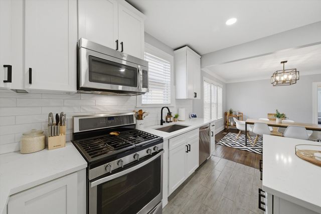 6126 W Roscoe Street, Chicago, IL 60634