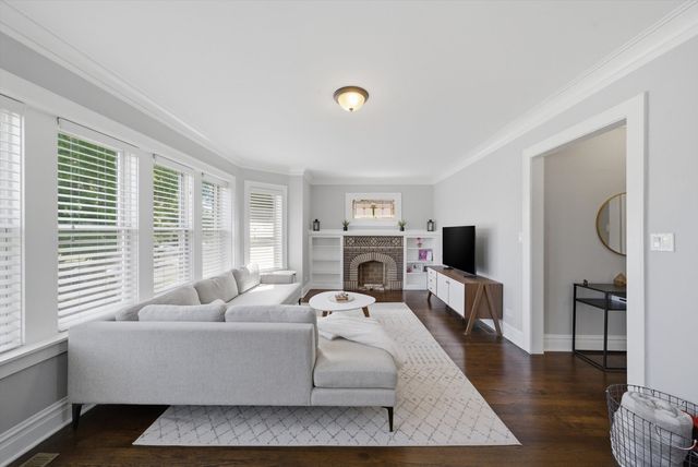 6126 W Roscoe Street, Chicago, IL 60634