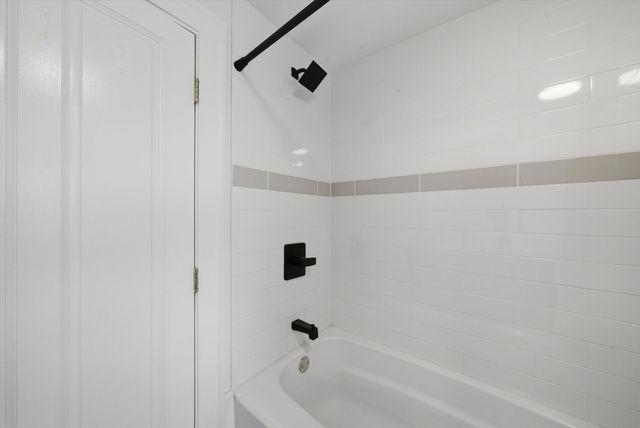 6126 W Roscoe Street, Chicago, IL 60634