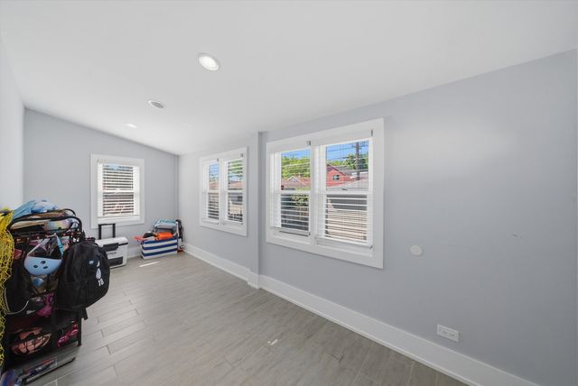 6126 W Roscoe Street, Chicago, IL 60634