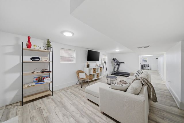 6126 W Roscoe Street, Chicago, IL 60634