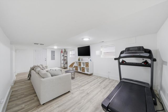 6126 W Roscoe Street, Chicago, IL 60634