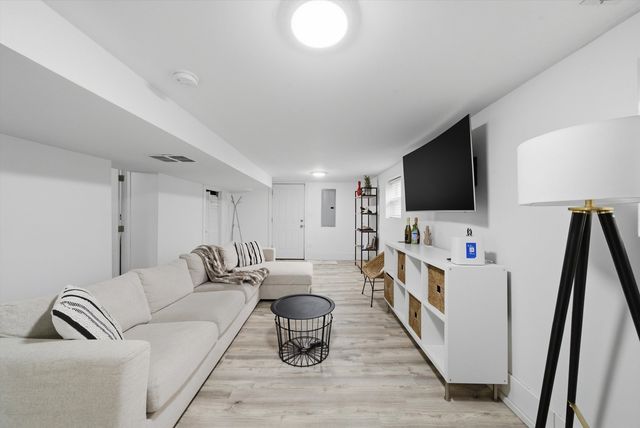 6126 W Roscoe Street, Chicago, IL 60634
