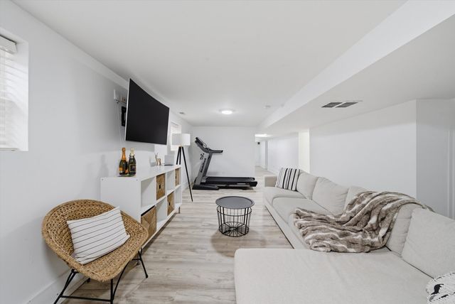 6126 W Roscoe Street, Chicago, IL 60634