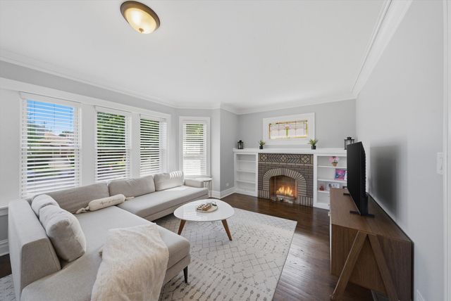 6126 W Roscoe Street, Chicago, IL 60634