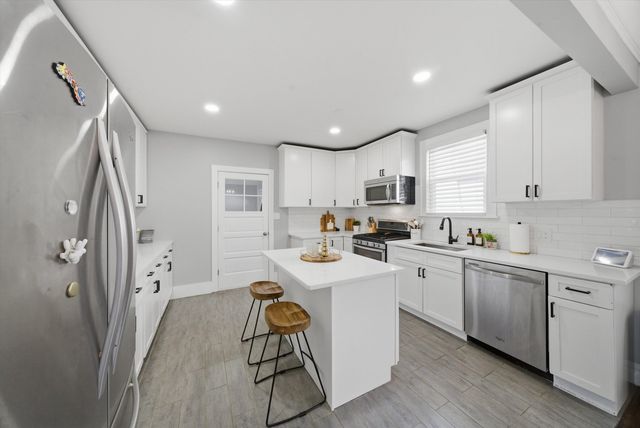 6126 W Roscoe Street, Chicago, IL 60634