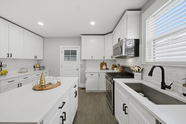 6126 W Roscoe Street, Chicago, IL 60634