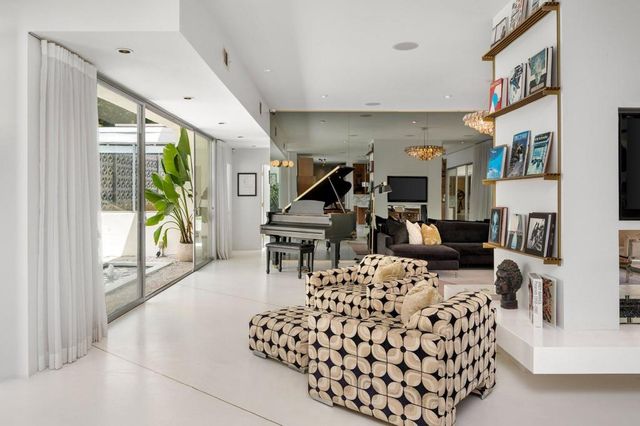 1030 San Rafael Lane, Pasadena, CA 91105