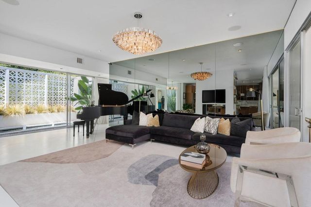 1030 San Rafael Lane, Pasadena, CA 91105