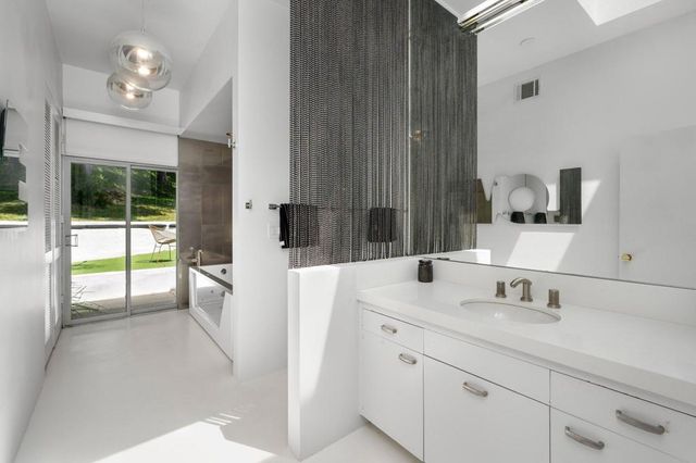 1030 San Rafael Lane, Pasadena, CA 91105