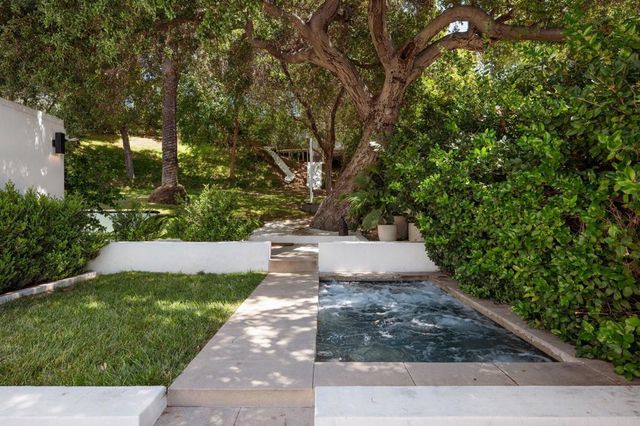 1030 San Rafael Lane, Pasadena, CA 91105