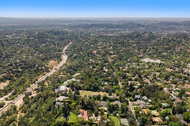 1030 San Rafael Lane, Pasadena, CA 91105