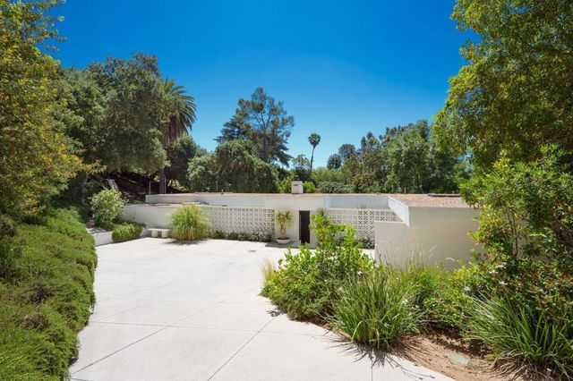 1030 San Rafael Lane, Pasadena, CA 91105