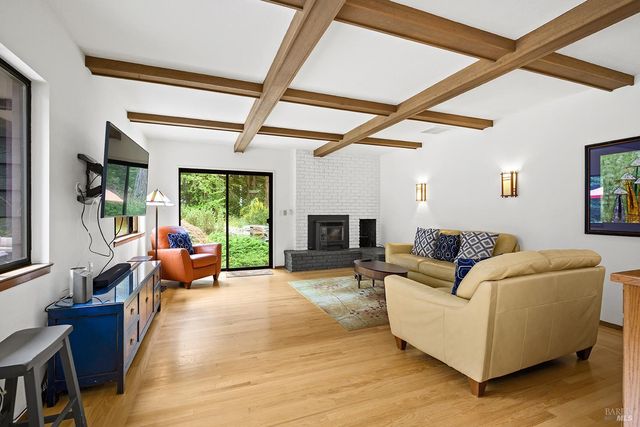 1650 Jonive Rd, Sebastopol, CA 95472