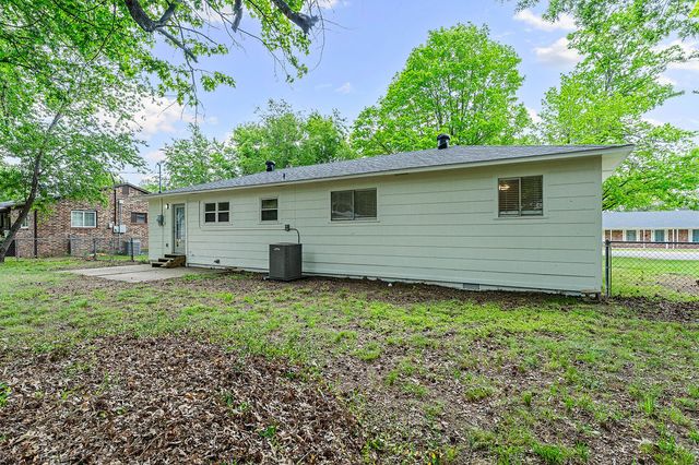 1138 N West End Street, Springdale, AR 72764