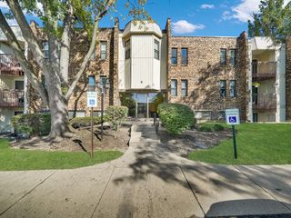 2212 Country Club Drive 22C, Woodridge, IL 60517