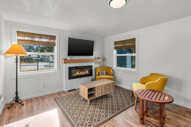 565 SE Woodland Boulevard, Bend, OR 97702