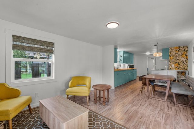 565 SE Woodland Boulevard, Bend, OR 97702