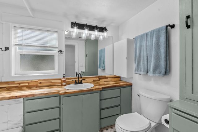 565 SE Woodland Boulevard, Bend, OR 97702