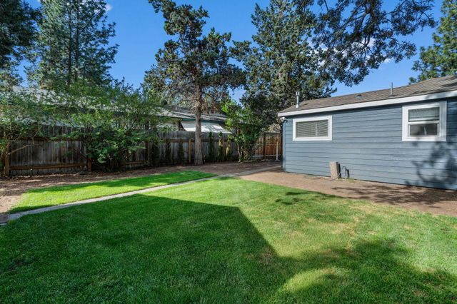 565 SE Woodland Boulevard, Bend, OR 97702
