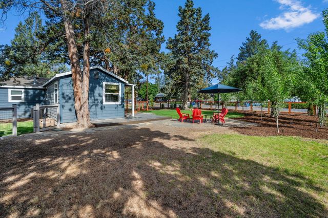 565 SE Woodland Boulevard, Bend, OR 97702