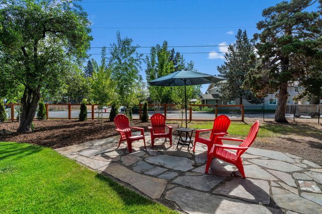 565 SE Woodland Boulevard, Bend, OR 97702