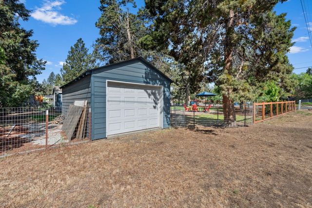 565 SE Woodland Boulevard, Bend, OR 97702