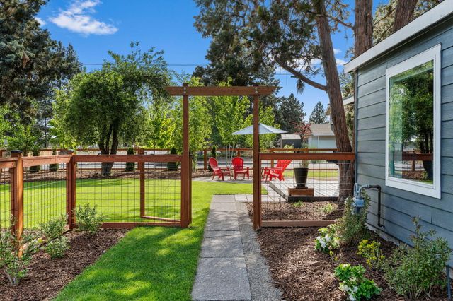 565 SE Woodland Boulevard, Bend, OR 97702