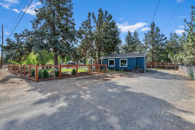 565 SE Woodland Boulevard, Bend, OR 97702