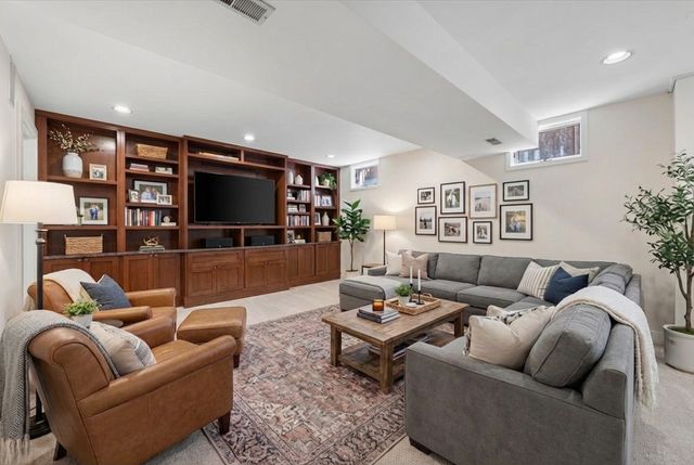 3239 N Kenmore Avenue 5, Chicago, IL 60657