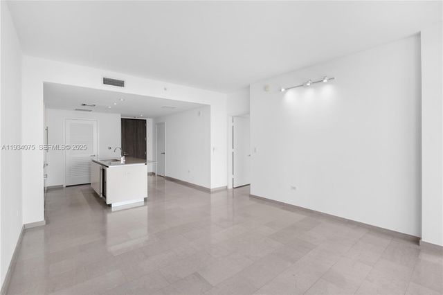 68 SE 6th St 2006, Miami, FL 33131