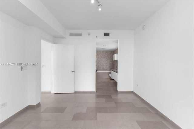 68 SE 6th St 2006, Miami, FL 33131