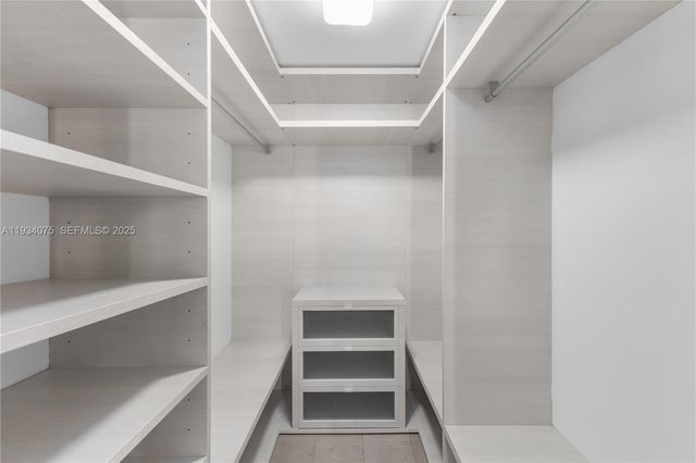 68 SE 6th St 2006, Miami, FL 33131