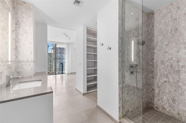 68 SE 6th St 2006, Miami, FL 33131