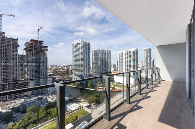 68 SE 6th St 2006, Miami, FL 33131