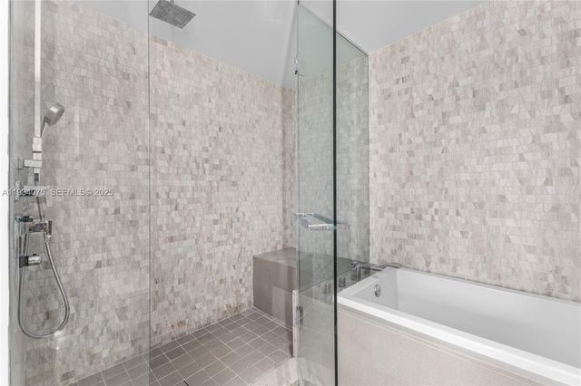 68 SE 6th St 2006, Miami, FL 33131