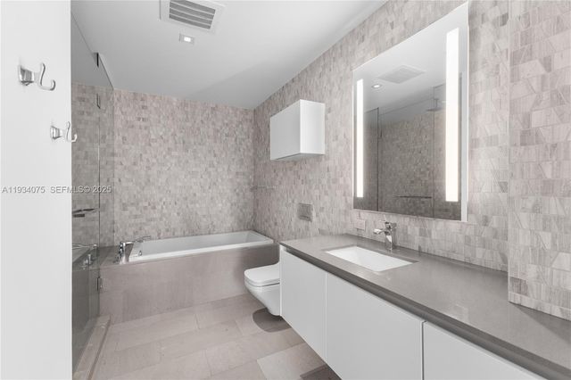 68 SE 6th St 2006, Miami, FL 33131