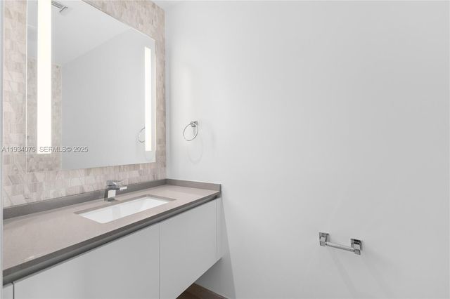 68 SE 6th St 2006, Miami, FL 33131