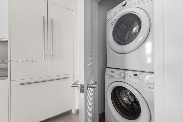 68 SE 6th St 2006, Miami, FL 33131