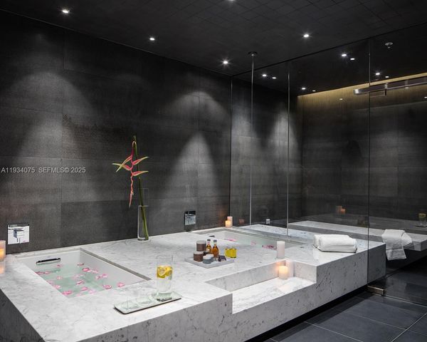 68 SE 6th St 2006, Miami, FL 33131