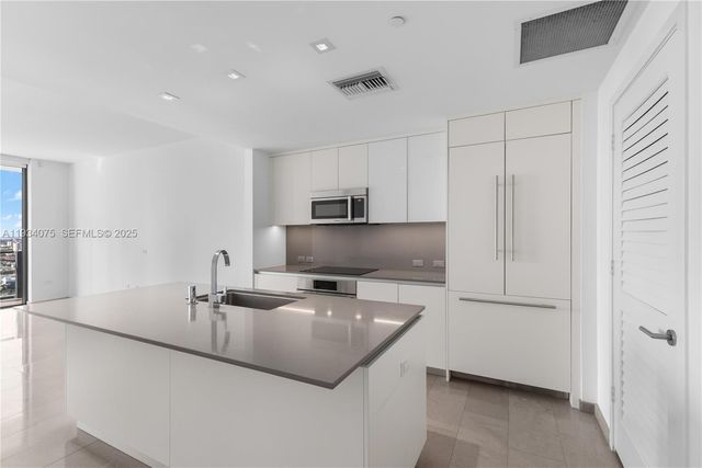 68 SE 6th St 2006, Miami, FL 33131