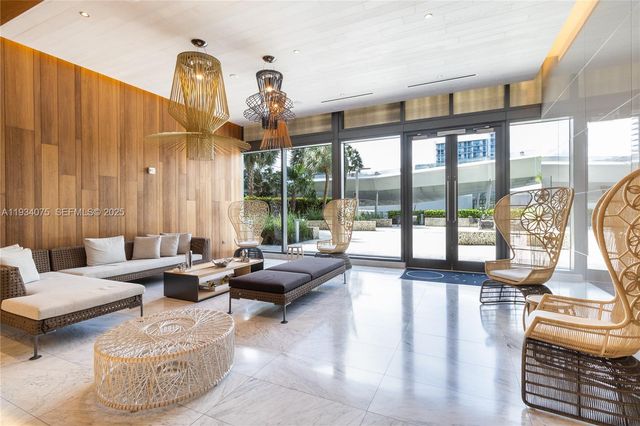 68 SE 6th St 2006, Miami, FL 33131