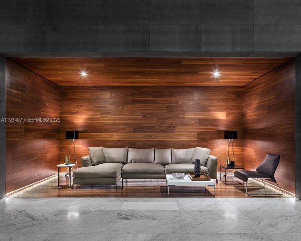 68 SE 6th St 2006, Miami, FL 33131