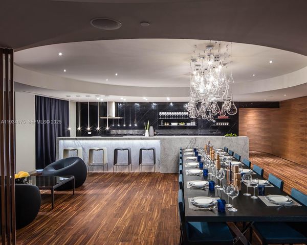 68 SE 6th St 2006, Miami, FL 33131