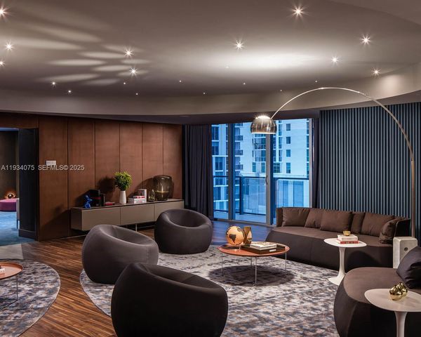 68 SE 6th St 2006, Miami, FL 33131