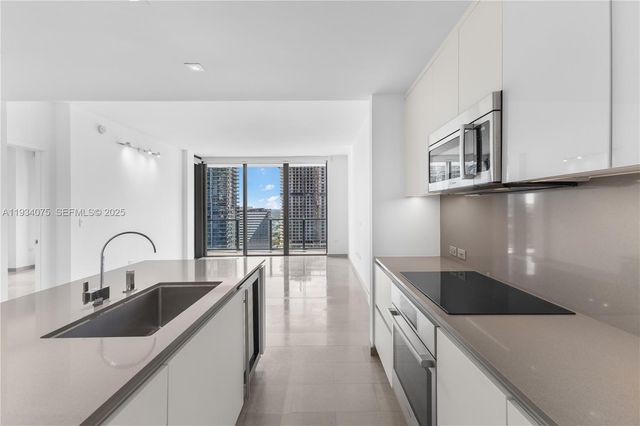 68 SE 6th St 2006, Miami, FL 33131