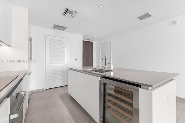 68 SE 6th St 2006, Miami, FL 33131